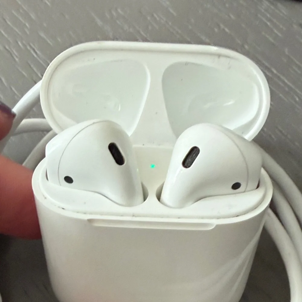 Apple AirPods 2nd generation Wireless Earbuds, Charging Case & Lightning Cable